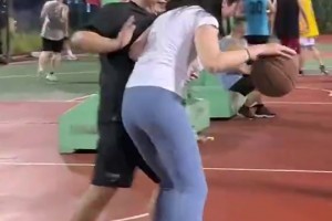 认真的嘛？肘姐打球要求对手：防上来，要有点强度！
